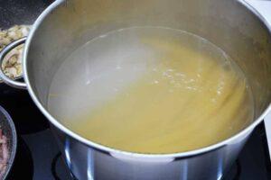 Espaguetis con champiñones al ajillo paso 1