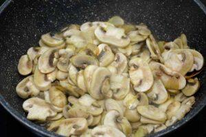 Espaguetis con champiñones al ajillo paso 3