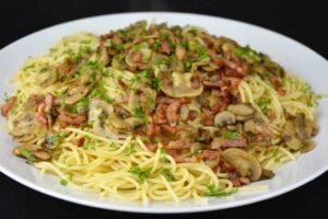 Espaguetis con champiñones al ajillo paso final