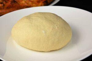 Pizza margarita con masa para pizza casera paso 1