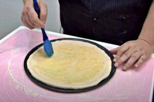 Pizza margarita con masa para pizza casera3