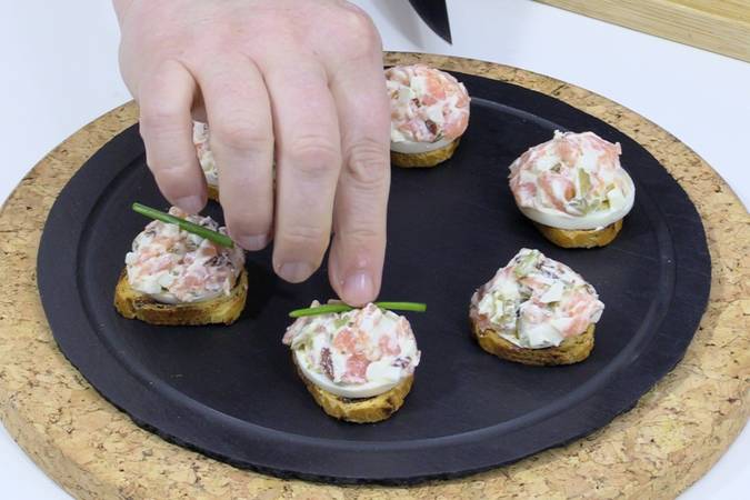 canapés de salmón ahumado paso 4