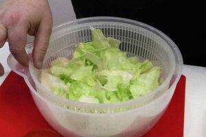 Ensalada con salsa de yogur paso 3