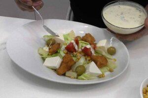 Ensalada con salsa de yogur paso 5