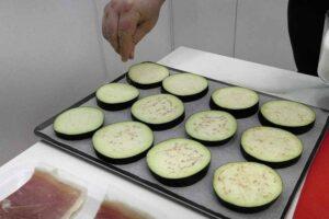 Sándwich de berenjena rebozado paso 1