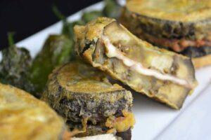 Sándwich de berenjena rebozado paso final