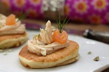 blinis con pate de salmon