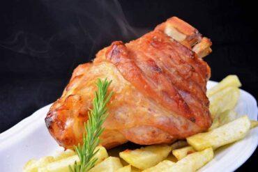 codillo de cerdo al horno con patatas