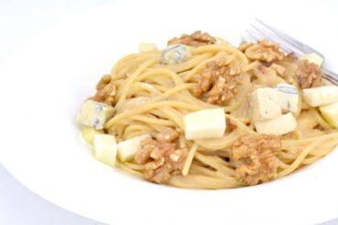 espaguetis con pera y gorgonzola