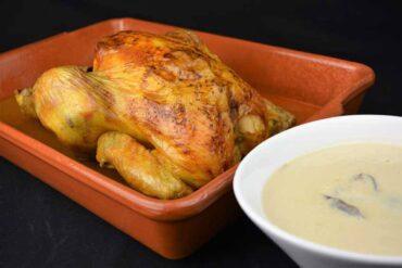 pollo asado con salsa Strogonoff