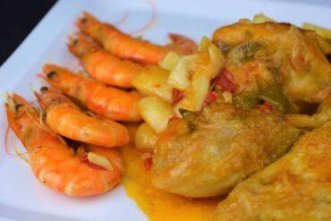 Estofado de pollo con sepia y langostinos