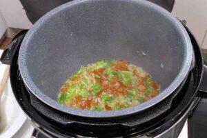 Hacemos el sofrito de la verdur en la olla