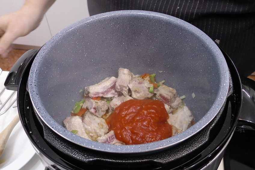 sellamos la carne y añadimos salsa de tomate
