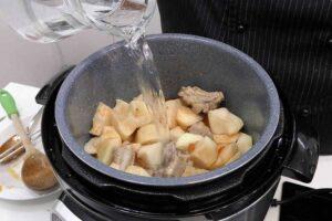 añadimos las patatas, agua y hacemos la segunda cocción