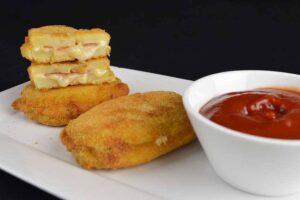 Sándwich de patata con jamón y queso paso final