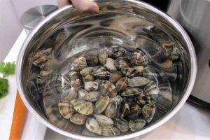 Sopa de fideos con almejas paso 1