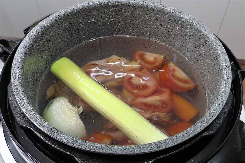 Caldo de carne y verduras para paella paso 1