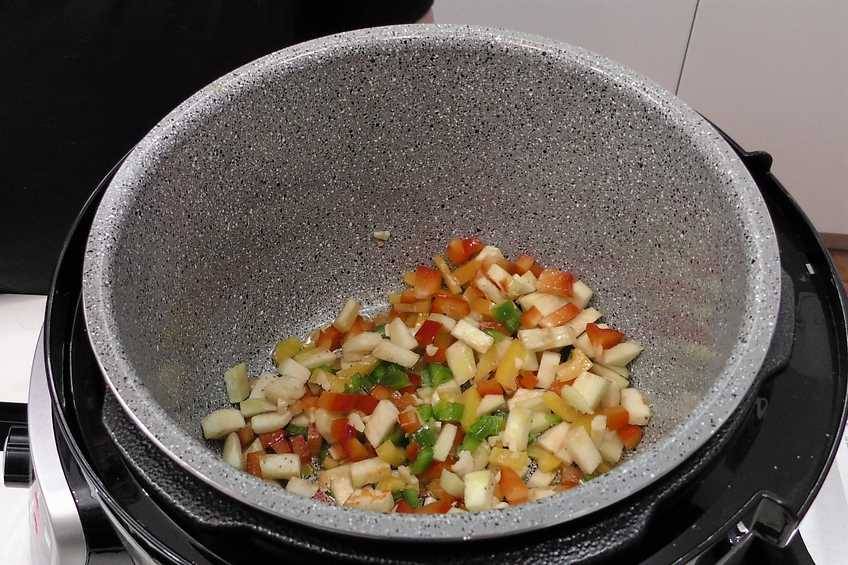 Arroz con pollo y verduras en la olla GM paso 1