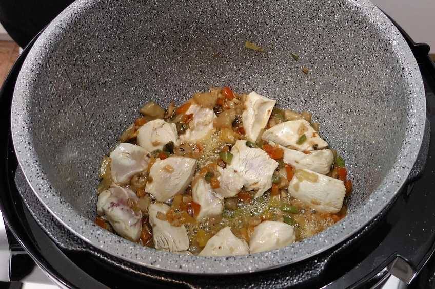 Arroz con pollo y verduras en la olla GM paso 2