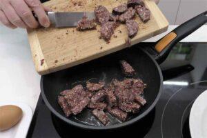 patatas rellenas con revuelto de morcilla paso 3