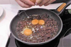 patatas rellenas con revuelto de morcilla paso 4