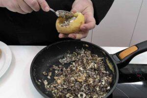 patatas rellenas con revuelto de morcilla paso 5