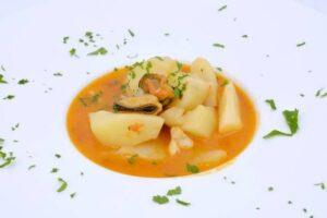 Patatas con chorizo y costilla de cerdo paso final