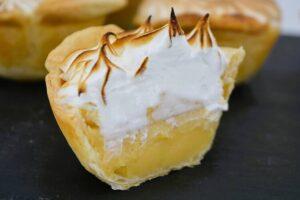 pasteles de crema y merengue paso final