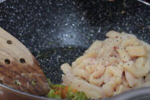 Quinoa con verduras y pollo paso 3