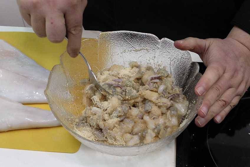 calamares rellenos con salsa americana paso 1