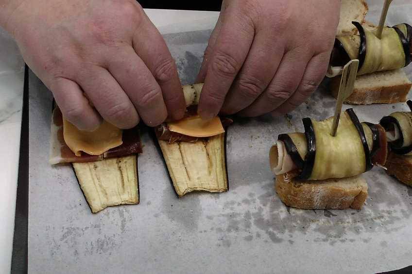 Rollitos de berenjena rellenos con jamón y queso paso 4