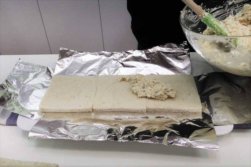 Pastel de pan de molde con ensaladilla de atún paso 3