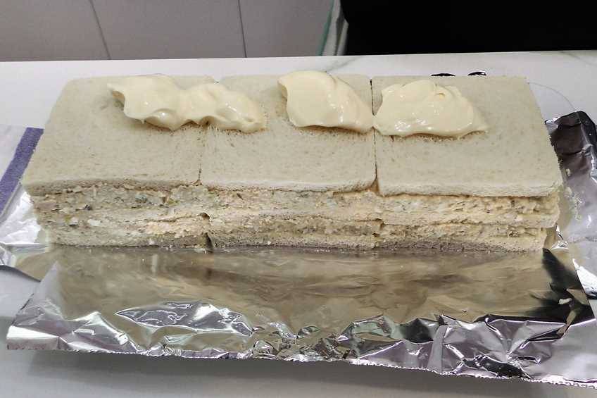 Pastel de pan de molde con ensaladilla de atún paso 4