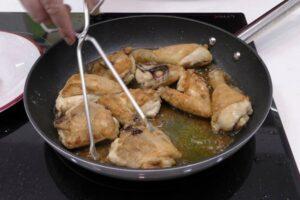 pollo en salsa con patatas paso 1