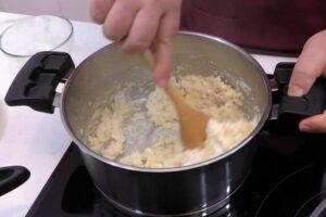 Hervimos el agua con limón y mantequilla