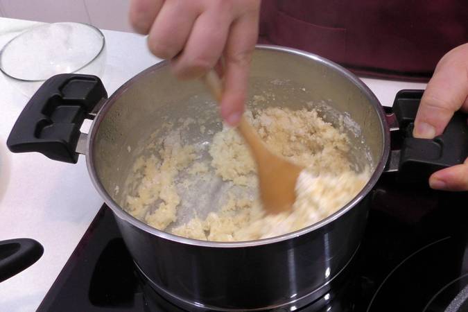 Añadimos la harina con la levadura