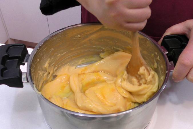 Añadimos los huevos uno a uno