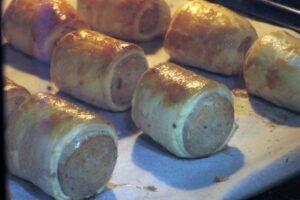 bocaditos de hojaldre con salchicha paso 3