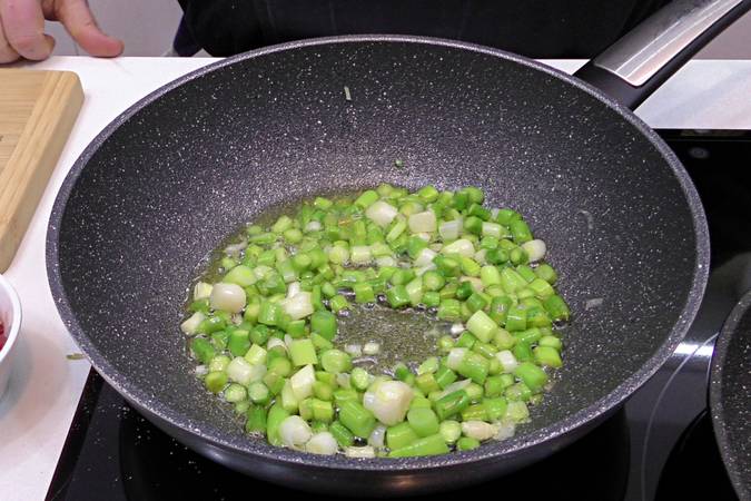 Revuelto de ajetes con jamón paso 1