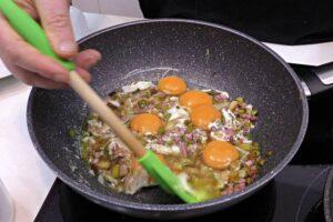 Revuelto de ajetes con jamón paso 3