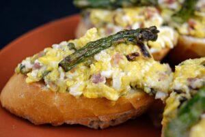 Revuelto de ajetes con jamón paso 6