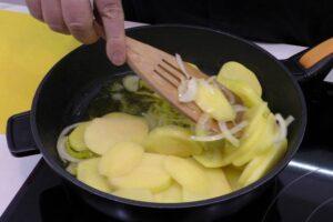 patatas a lo pobre paso 2