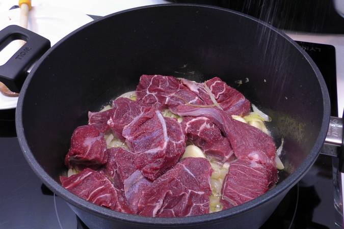 estofado de vaca morucha paso 1