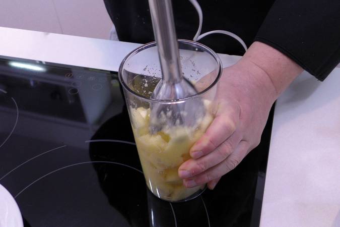 bizcocho de manzana con leche condensada paso 1