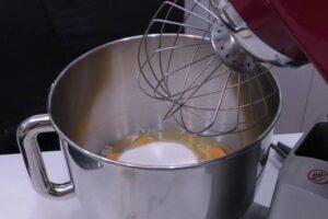 bizcocho de manzana con leche condensada paso 2