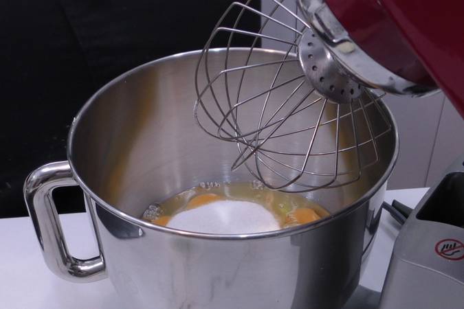 bizcocho de manzana con leche condensada paso 2