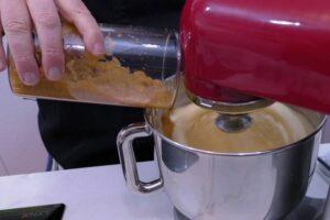 bizcocho de manzana con leche condensada paso 3