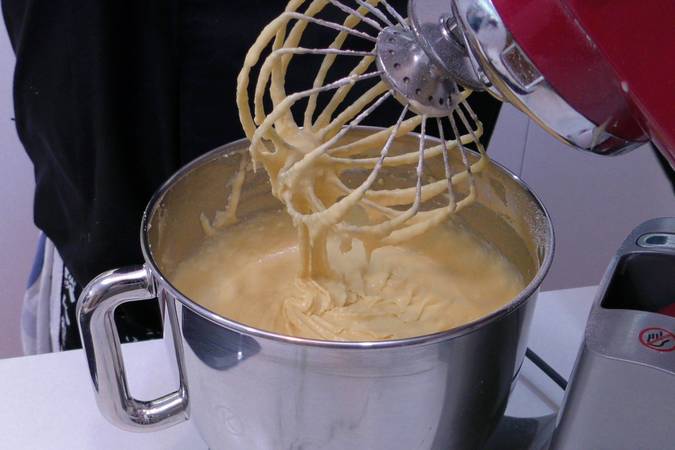 bizcocho de manzana con leche condensada paso 4