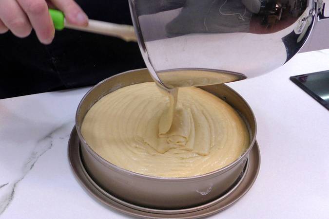 bizcocho de manzana con leche condensada paso 5