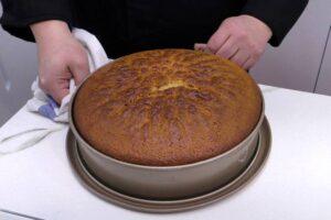 bizcocho de manzana con leche condensada paso 7